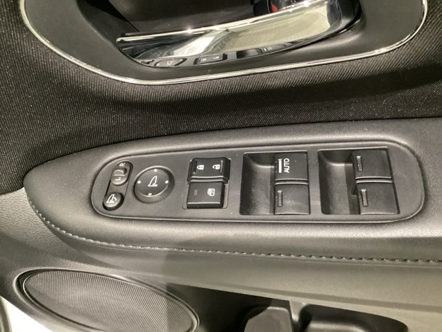 ハンドルの右側に電動格納付きパワーミラーの操作スイッチがついています。左右のサイドミラーの角度調節も微調整ができて便利です。パワーウインドウは運転席でドア4枚とも上下の操作ができるようになっています。