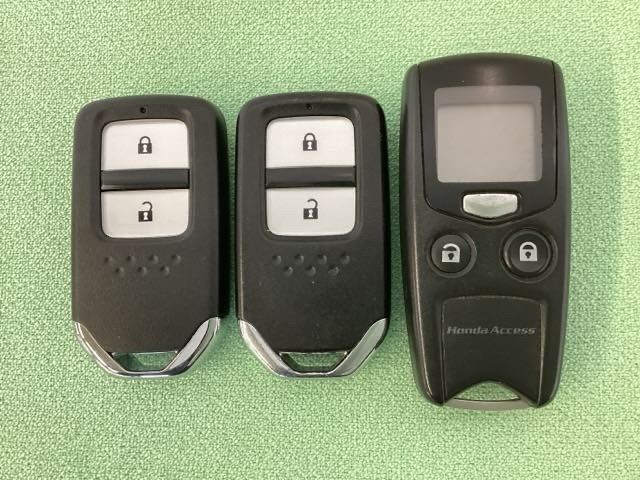 スマートキーを装備しています。鍵を差し込むことなくドアロックの開け閉めと、スタートボタン操作でのエンジンスタートができます。加えて、純正リモコンエンジンスターター用の操作キーもついています。