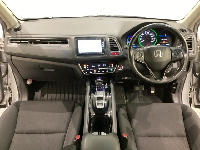 車内は光触媒抗菌消臭施工済です。インパネ周りはスタイリッシュなデザインです。グローブボックスやカップホルダーのほかにトレーなどたくさんの収納スペースが付いています。