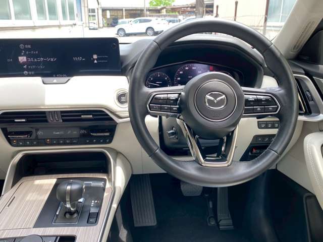 【運転席インテリアデザイン】左右対称のインテリアデザインでドライバーを包み込み運転に集中できるように設計されています。
