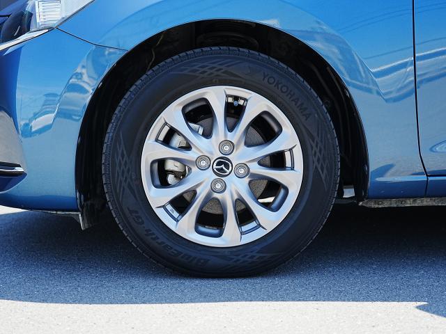 標準装備の純正15インチアルミホイール。タイヤサイズは185/65R15です。