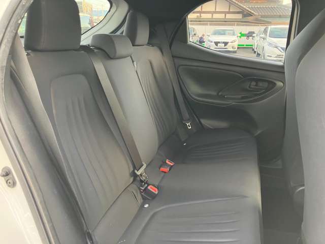 後部座席も気になるようなキズ・汚れやへたり等、大きなダメージはなく、良好な状態です。
