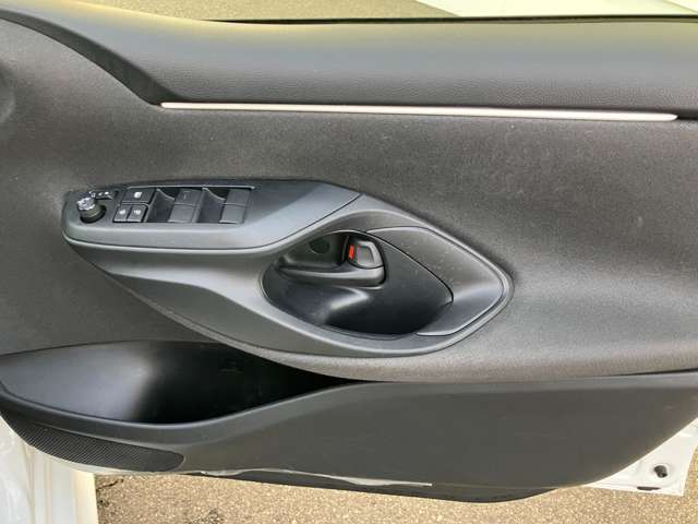 【パワースライドドア】スマートキーや運転席のスイッチでスライドドアの開閉が可能！電動だから力を入れてドアを開ける必要が無く、小さいお子様でも重い荷物を持っている時もラクに開け閉めできます。