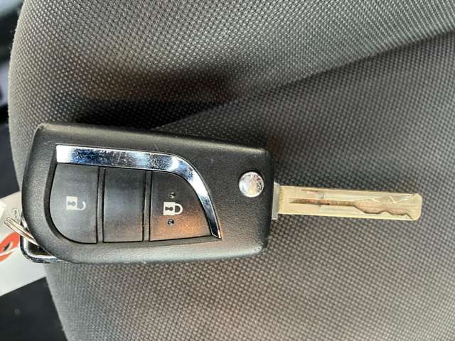 【キーレス】少し離れた場所からでもボタン一つでドアの開錠・施錠ができるのでとっても便利！ドアの鍵穴周りに傷をつけることもありません。