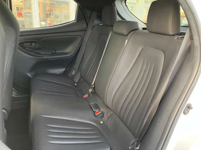後部座席も気になるようなキズ・汚れやへたり等、大きなダメージはなく、良好な状態です。