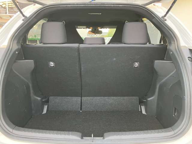 ラゲッジルームは、大容量のスペースを確保。普段のお買い物からレジャーまで、幅広く活躍してくれます！また、リアシートを倒すことで広々お使いいただけます。
