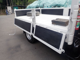 荷台のアオリは5枚アオリ(真ん中のアオリの支柱は取り外し可能)で、荷物の積み下ろしが効率よく行えます。