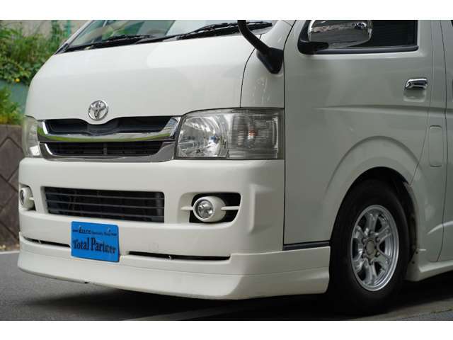 遠方に多数販売させて頂いています。どちらの車両も全て同じ角度て写真を撮影しています。お車の状態が写真でお伝え出来るように当社では写真加工等は一切いておりません。