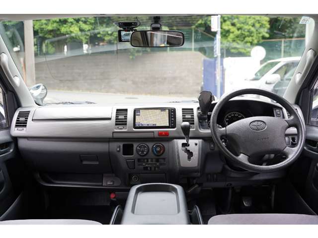 内装ですが、気になる臭いや損傷等なくクリーンなお車になります。ご成約後にエアコンフィルター交換等のクリーニングを実施してご納車致します。