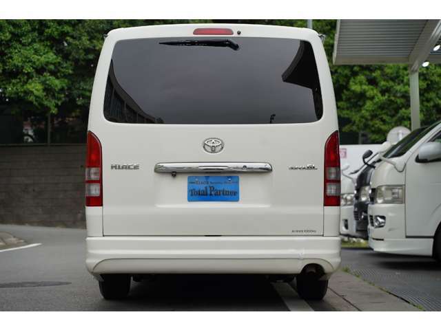 外装ですが、全体的にとてもキレイなお車になります。リアエアロ等に補修後がございます。ご成約後に簡易コーティングを施工してご納車致します。
