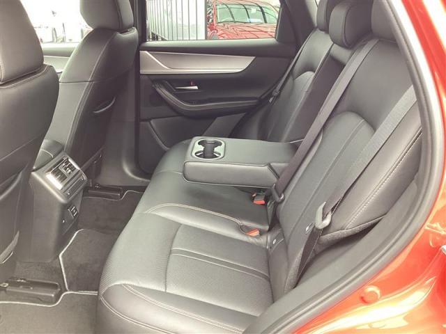 後席も広々です。（フロアーマット装備）後席左右シートヒーター付きです。100V電源コンセントもありますヨ！