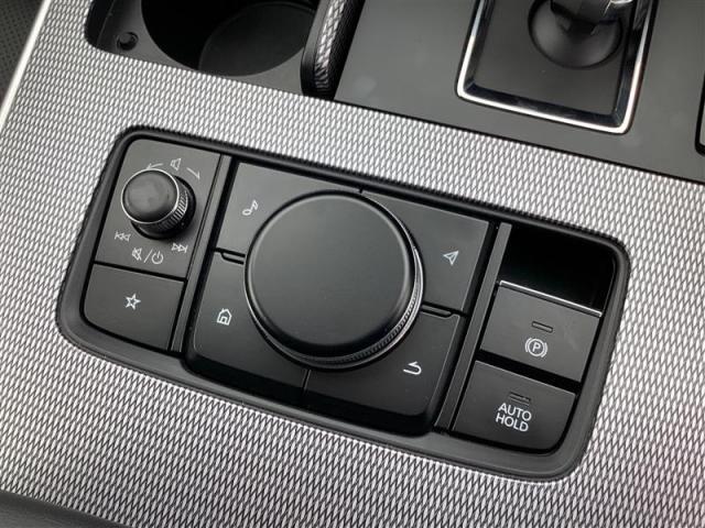 コマンダーコントロールでマツコネは簡単に操作できます。AUTOHOLDは信号待ちなどでブレーキペダルから足を外すことができます。