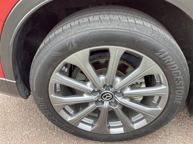 タイヤの溝は中古車のチェックポイントの一つです。ぜひ見にいてください。