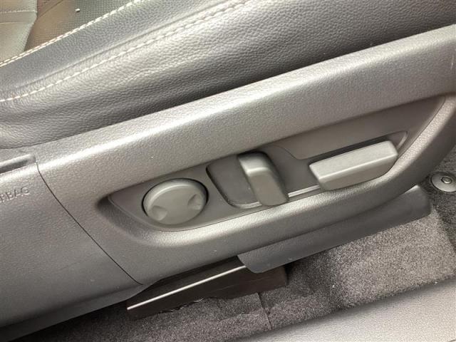 運転席電動シートになっております。シートメモリー機能付きです。