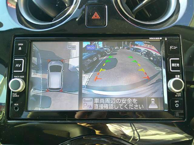 空から見下ろすような視点で、スムースな駐車と安全確認をサポートします。