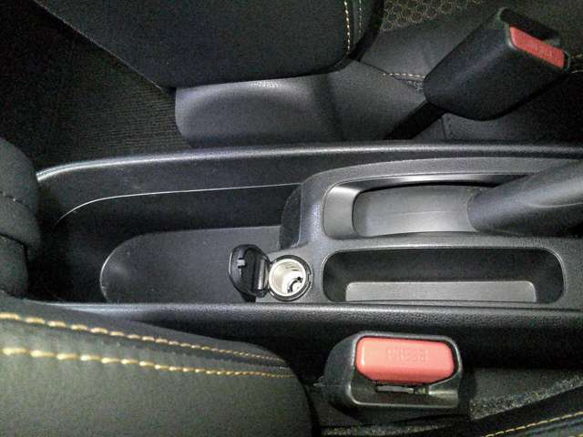 12Vシガーソケットが運転席＆助手席間にもございます♪スマホ等の充電にご使用くださいませ♪