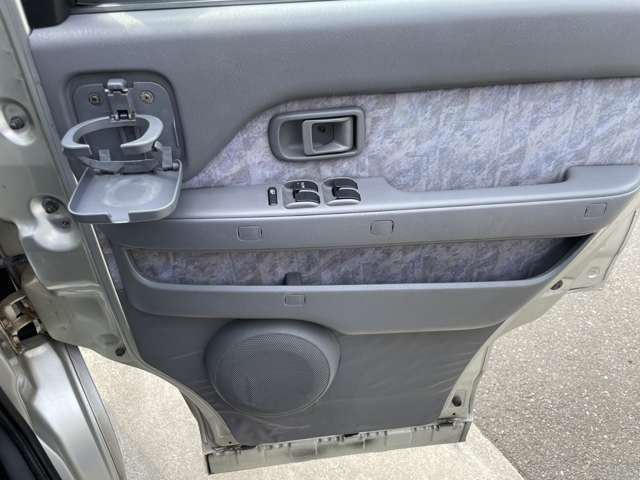運転席ドア内側（ドリンクホルダーついてます
