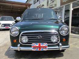 オリジナルロゴ入りグリル・ユニオンジャックルーフ・DCNオーバーフェンダー・ローダウン・フードストライプ・インテリアパーツetc、カスタムパーツが豊富で様々なバ リエーションを楽しめます。