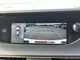 【パノラミックビューモニター】クルマを真上から見下ろした視点で駐車をサポートします。クルマの斜め後ろや真横など、いち早く障害物に気が付くことができます。