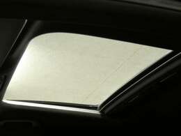 車内に光を取り入れ明るく開放的に演出するガラススライディングルーフを採用しています！状況に応じてチルトアップ＆スライドの2パターンでご使用頂けます！！TEL：047-307-9933