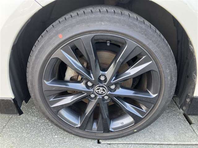 純正アルミ付き。タイヤサイズは215/45R17、現在は夏タイヤ装着で残り溝は約7ミリです