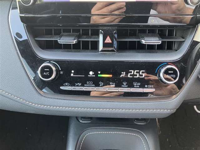 オートエアコンなので、お好みの温度に設定するだけで車内を快適空間にしてくれます