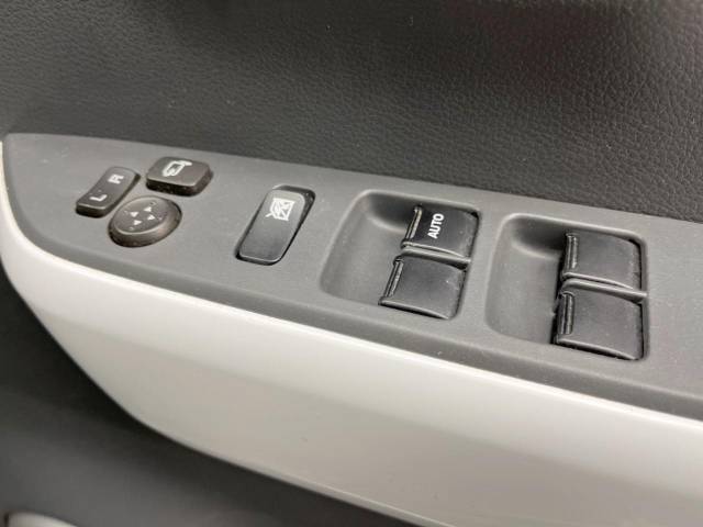 【電動格納ミラー】サイドミラーは電動格納式となっており、狭い駐車場でもキズがつくリスクを抑えられます。