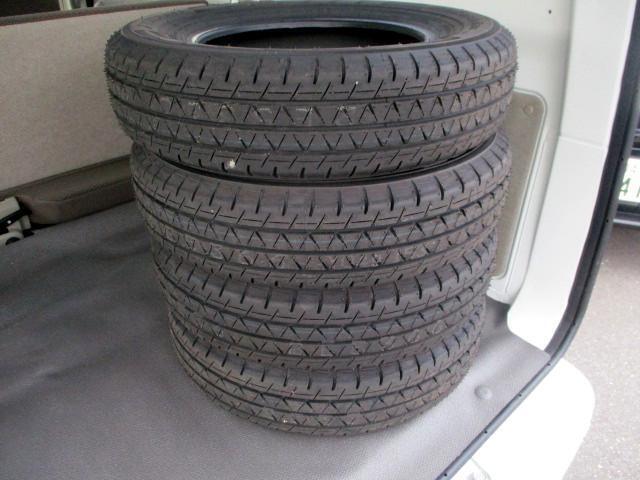 現在スタッドレスタイヤを装着のため145/80R12ノーマルタイヤを積み込んでます。