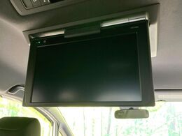 【フリップダウンモニター】大画面モニターで後席でもエンタメをお楽しみいただけます。小さなお子様にも大人気の装備です♪