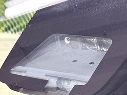 【トヨタセーフティセンス】走行中に前方の車両等を認識し、衝突しそうな時は警報とブレーキで衝突回避と被害軽減をアシスト。より安全にドライブをお楽しみいただけます。