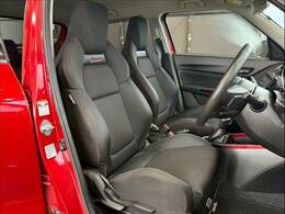 各種ブランドのシートカバーの取り扱いもございます。また、弊社オリジナルフロアマットもご用意しております。自慢の愛車をアレンジしてみてはいかがでしょうか。