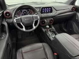 人気のブラックレザーインテリア。レッドステッチのアクセントが入り、ハイエンドSUV並みの高級感とスポーティーさを兼ね備えています。