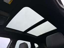 開放感あふれるパノラマルーフも付いています。日除けの為のサンシェードも搭載されており、もちろんボタンでスクリーンが電動開閉しますので、眩しい事や暑いなんてこともありません！