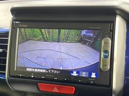 【バックカメラ】駐車時に後方がリアルタイム映像で確認できます。大型商業施設や立体駐車場での駐車時や、夜間のバック時に大活躍！運転スキルに関わらず、今や必須となった装備のひとつです！
