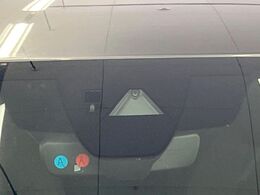 【i-ACTIVESENSE】走行中に前方の車両等を認識し、衝突しそうな時は警報とブレーキで衝突回避と被害軽減をアシスト。より安全にドライブをお楽しみいただけます。