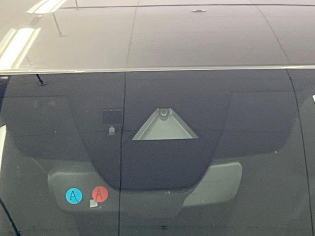 【i-ACTIVESENSE】走行中に前方の車両等を認識し、衝突しそうな時は警報とブレーキで衝突回避と被害軽減をアシスト。より安全にドライブをお楽しみいただけます。