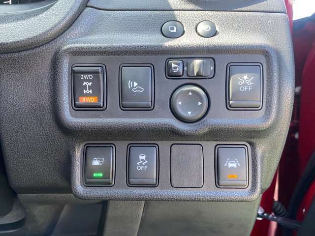 ダッシュボード右下には、エマブレや横滑り防止機能・車線逸脱警報・車両接近通報装置等安全装備のキャンセルスイッチと電動格納式ドアミラーのコントロールスイッチが並んでます。  4WDスイッチもここに並んでます
