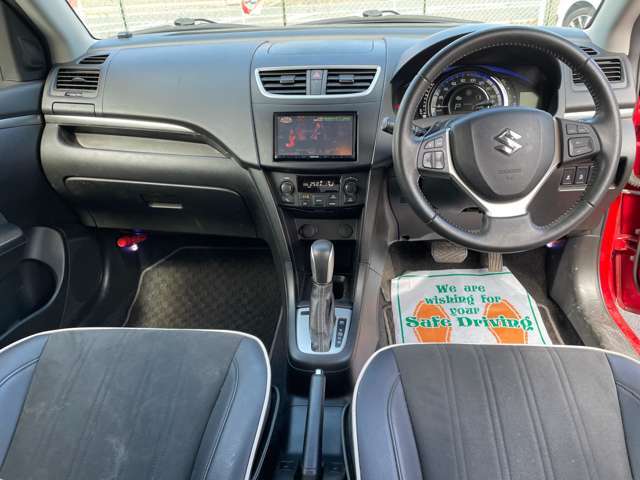 前席全体　シンプルでスタイリッシュな操作性の良い運転席です。アイポイントが高く見切りも良いので運転しやすいです。女性の方でも視界を遮らない大きなフロントガラス、左右の障害物や車両も見やすくて安心です！