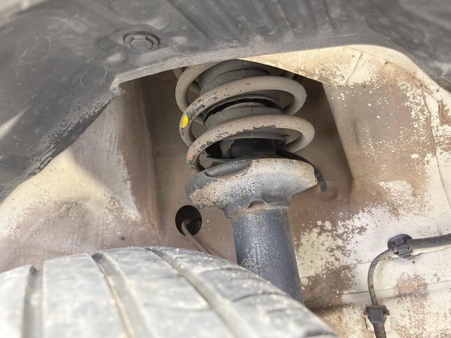お車を安心してお乗りいただく為には、足回りの定期点検が欠かせません。サービスサポート（有償保証）では無料点検もご提供しており、安心のカーライフをお過ごしいただけるサポート体制が整っています。