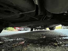 下回り・足回りの状態も錆や腐食等見受けれずとても綺麗な状態でございます♪当店は東北にお店を構えておりますが車両の下回りの状態は入念にチェックしておりますので安心してお買い求めくださいませ♪