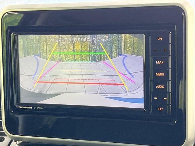 【バックカメラ】駐車時に後方がリアルタイム映像で確認できます。大型商業施設や立体駐車場での駐車時や、夜間のバック時に大活躍！運転スキルに関わらず、今や必須となった装備のひとつです！