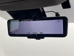 【インテリジェントルームミラー】リアカメラの画像を液晶モニター（ルームミラー）に写して、後部座席の人で視界が遮られたり、夜間や悪天候の時なども、クリアな後方視界を確保するため安心です。