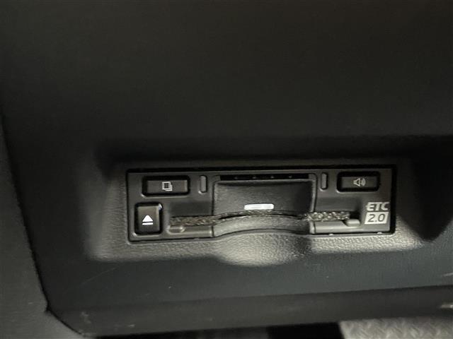 【ETC】有料道路を利用する際に料金所で停止することなく通過できる、ETC車載器（ノンストップ自動料金収受システム機器）が装備されています。セットアップを行うことで利用可能になります。