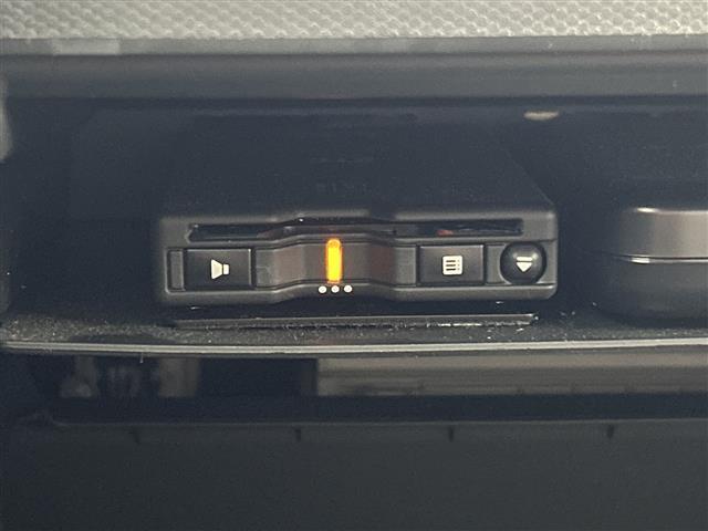 【ETC】有料道路を利用する際に料金所で停止することなく通過できる、ETC車載器（ノンストップ自動料金収受システム機器）が装備されています。セットアップを行うことで利用可能になります。