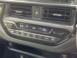 【オートエアコン】一度お好みの温度に設定すれば、車内の温度を検知し風量や温度を自動で調整。暑い…寒い…と何度もスイッチ操作をする必要はありません。快適な車内空間には必須の機能ですね♪