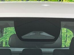 【ホンダセンシング】走行中に前方の車両等を認識し、衝突しそうな時は警報とブレーキで衝突回避と被害軽減をアシスト。より安全にドライブをお楽しみいただけます。