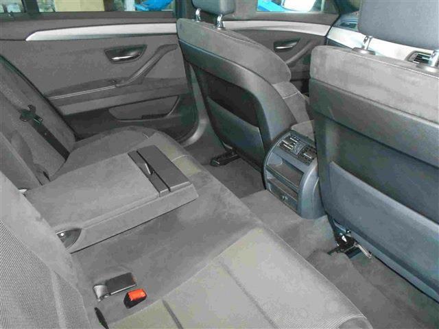 前席同様にアルカンターラを使用したシートを装備し、エアコン吹き出し口やアームレストも付いていおり、リビングのようなくつろげる空間になっています。
