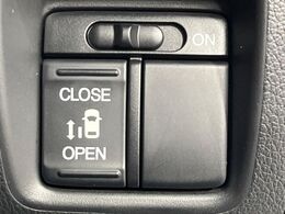 【パワースライドドア】スマートキーや運転席のスイッチでスライドドアの開閉が可能♪電動だから力を入れてドアを開ける必要が無く、小さいお子様でも、重い荷物を持っている時もラクに開け閉めできます♪