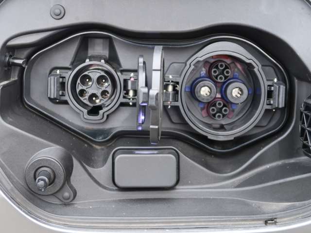 普通充電コネクター　急速充電コネクター　夜間照明付き