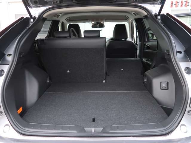 左右別に格納可能　床下収納付き　充電ケーブル　1500Wコンセント付き